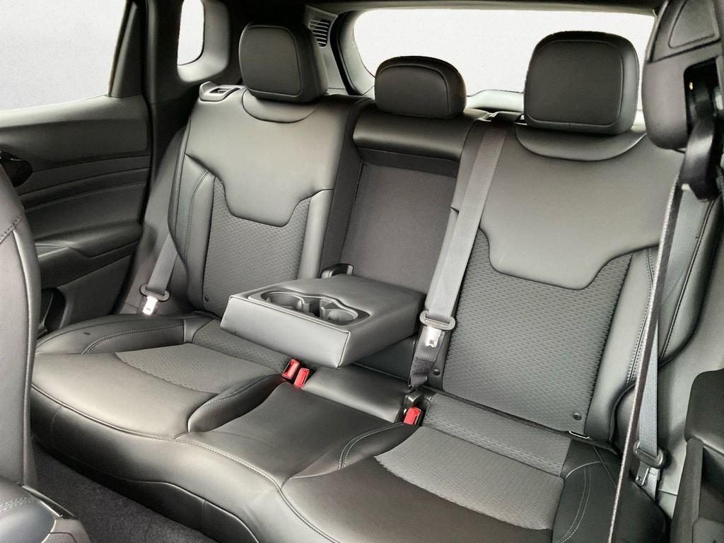 New 2026 Diamond Black Crystal Pearl-Coat Exterior Paint Jeep Latitude image 9