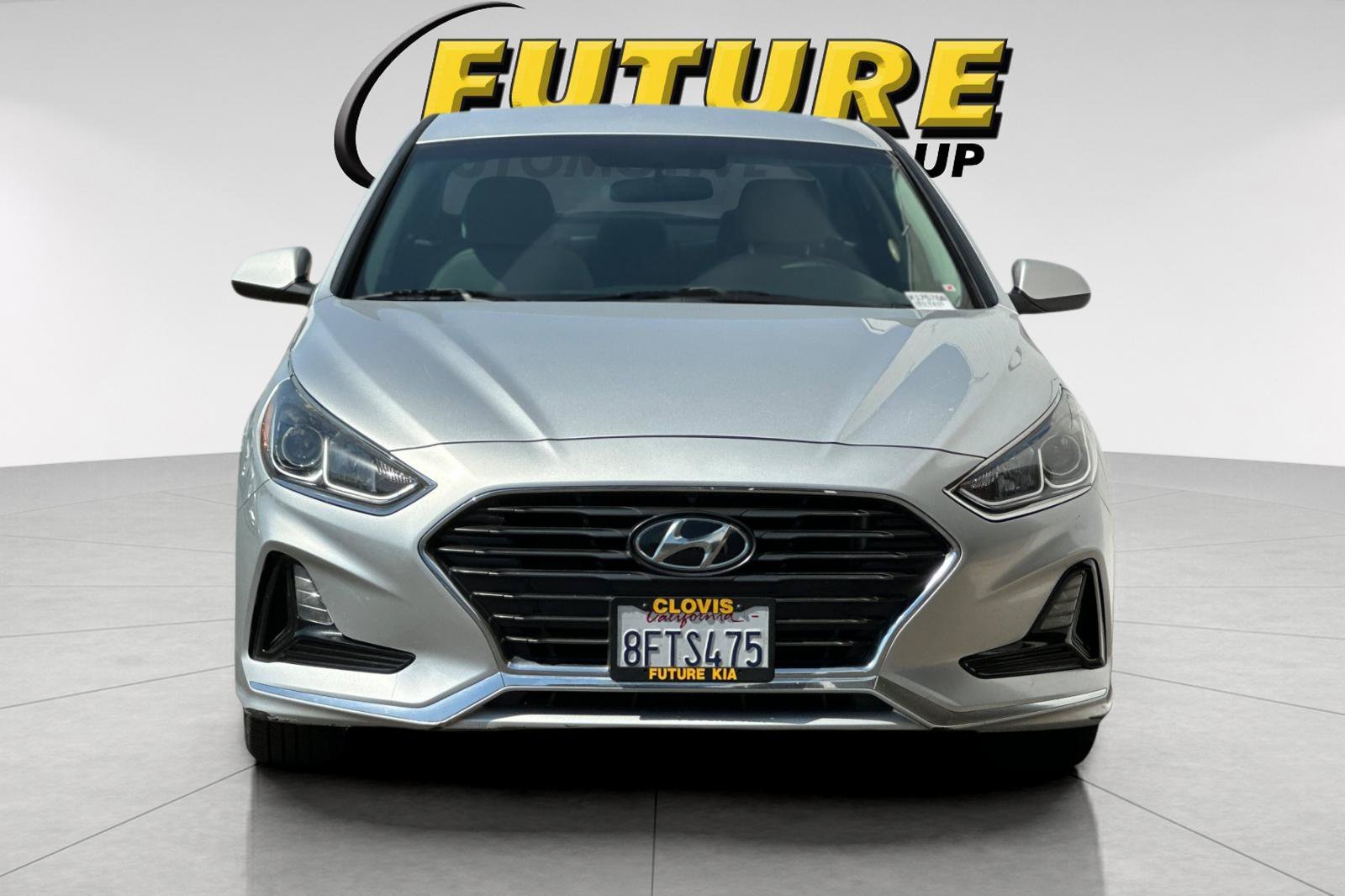 Used 2018 Silver Hyundai SE image 9