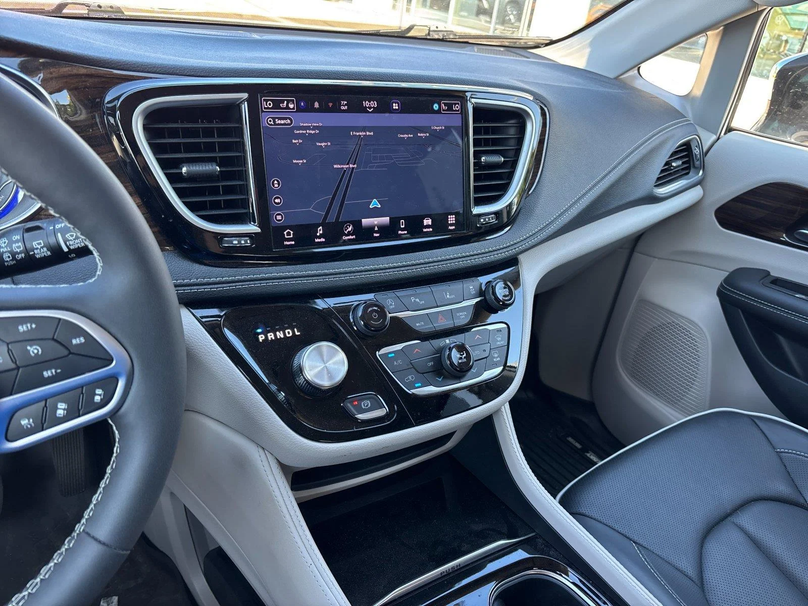 Used 2023  Chrysler Limited image 28