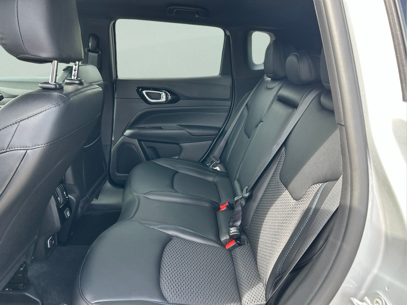 New 2026 Silver Zynith Metallic Clearcoat Jeep Latitude image 11