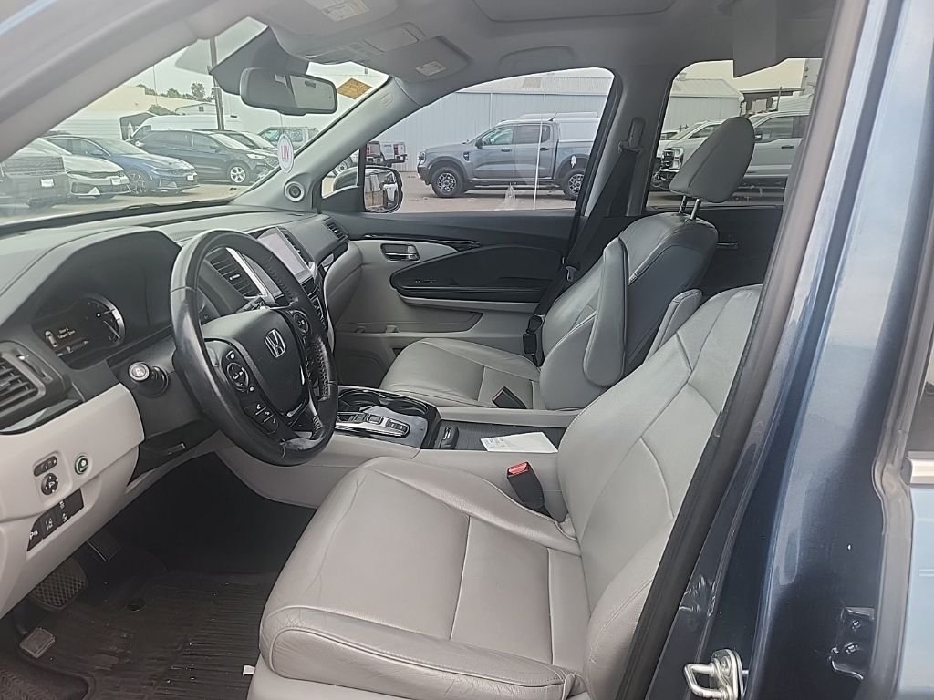 Used 2017  Honda Touring image 19