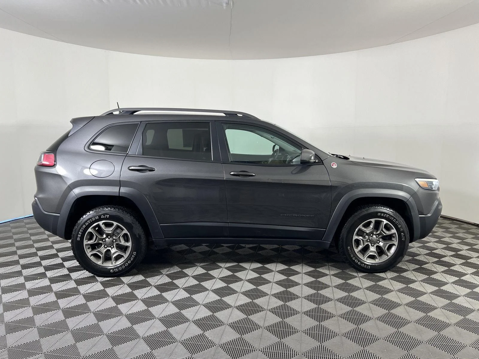 Used 2021 Granite Crystal Metallic Clearcoat Jeep Trailhawk image 2