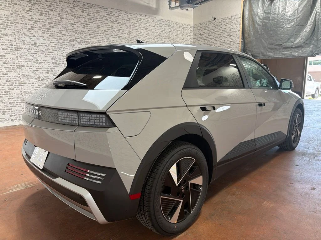 New 2027 Cyber Gray Hyundai SE image 7