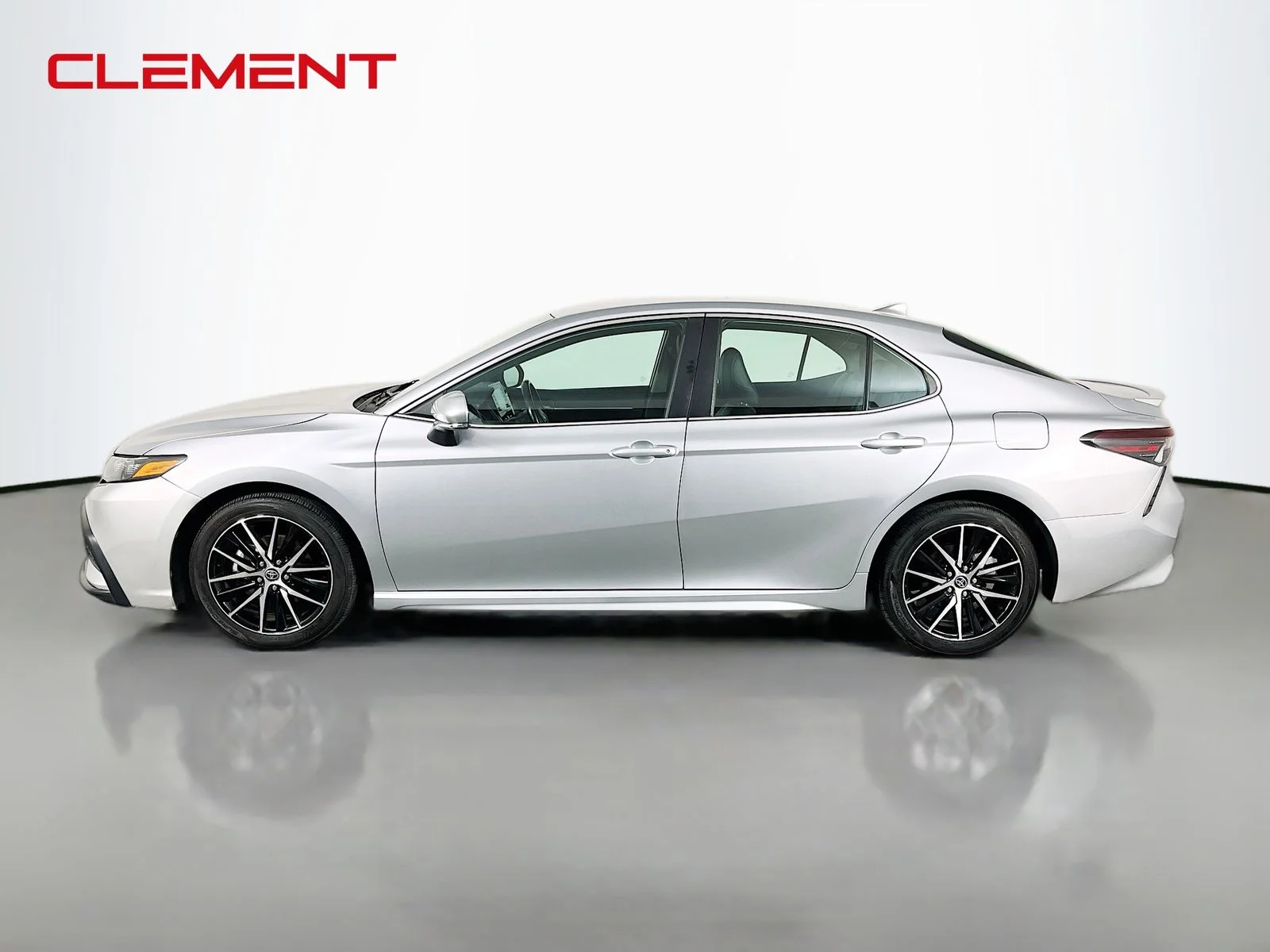 Used 2022 Silver Toyota SE image 4