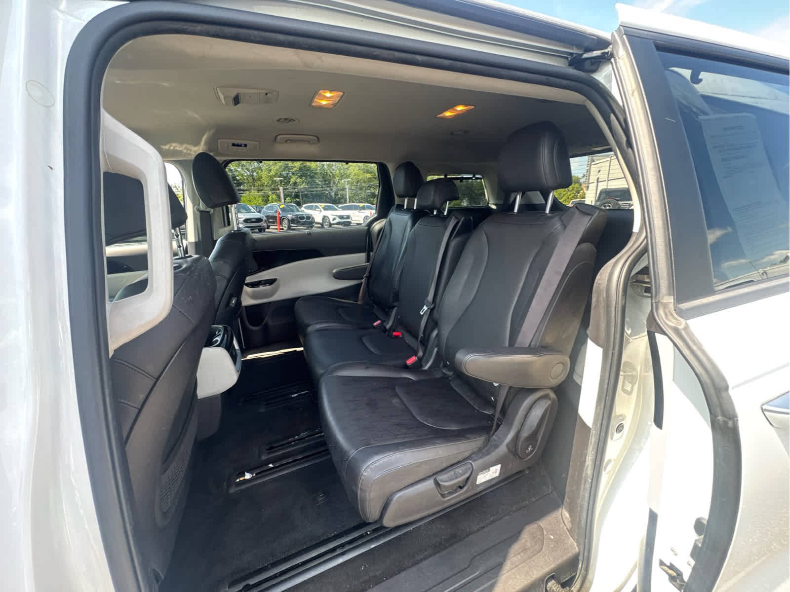 Used 2022 Snow White Pearl Kia EX image 35