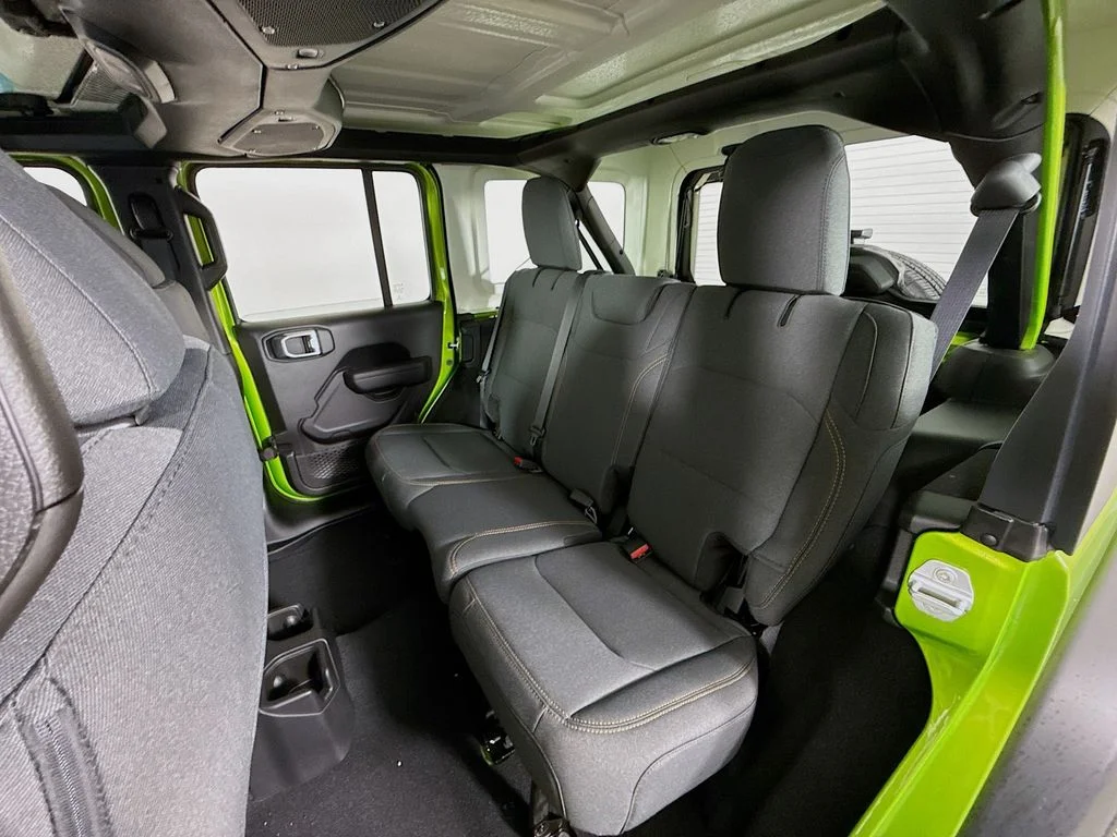 Used 2025  Jeep Sport image 25