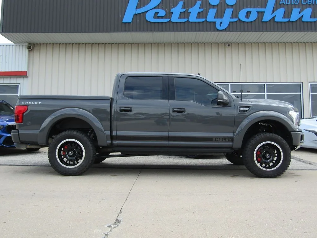 Used 2019  Ford Lariat image 2