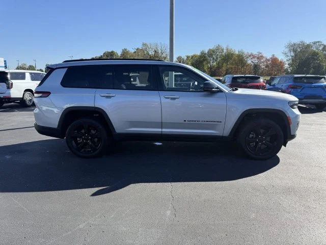 Used 2023 Silver Jeep Altitude image 10