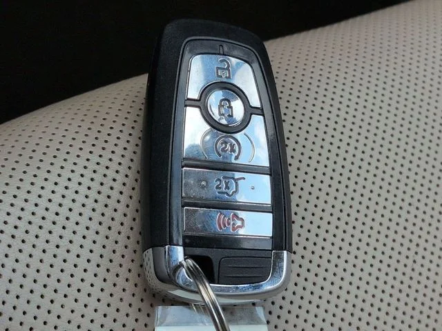 Used 2021 Red Lincoln Reserve image 30