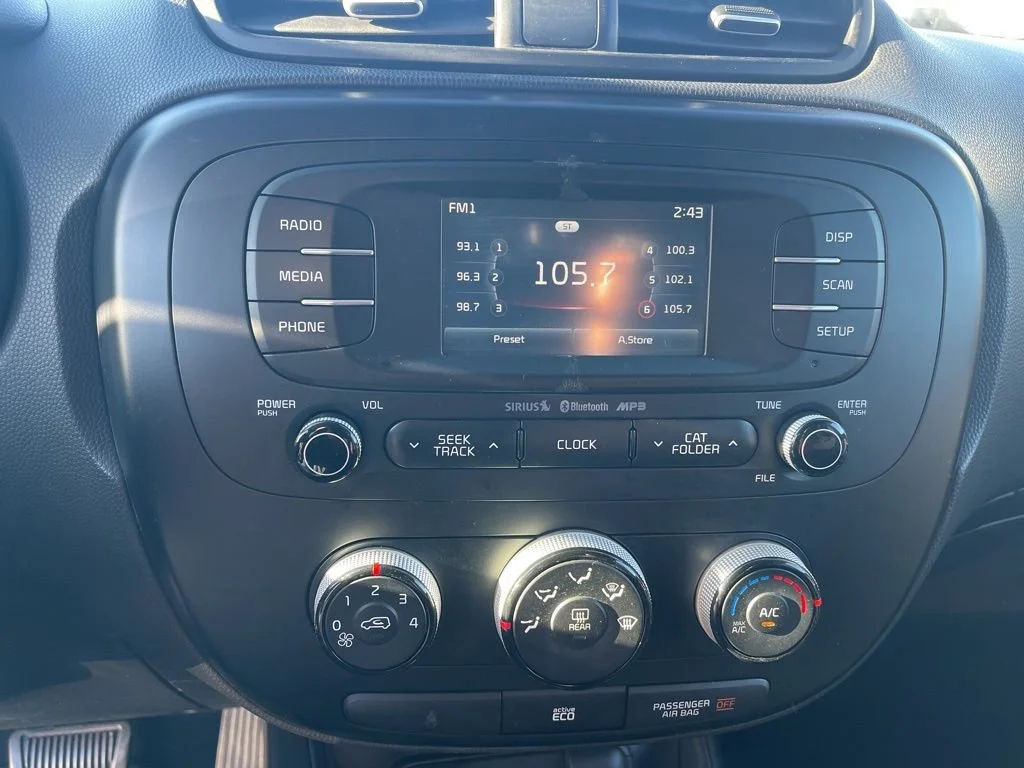 Used 2016  Kia + image 17