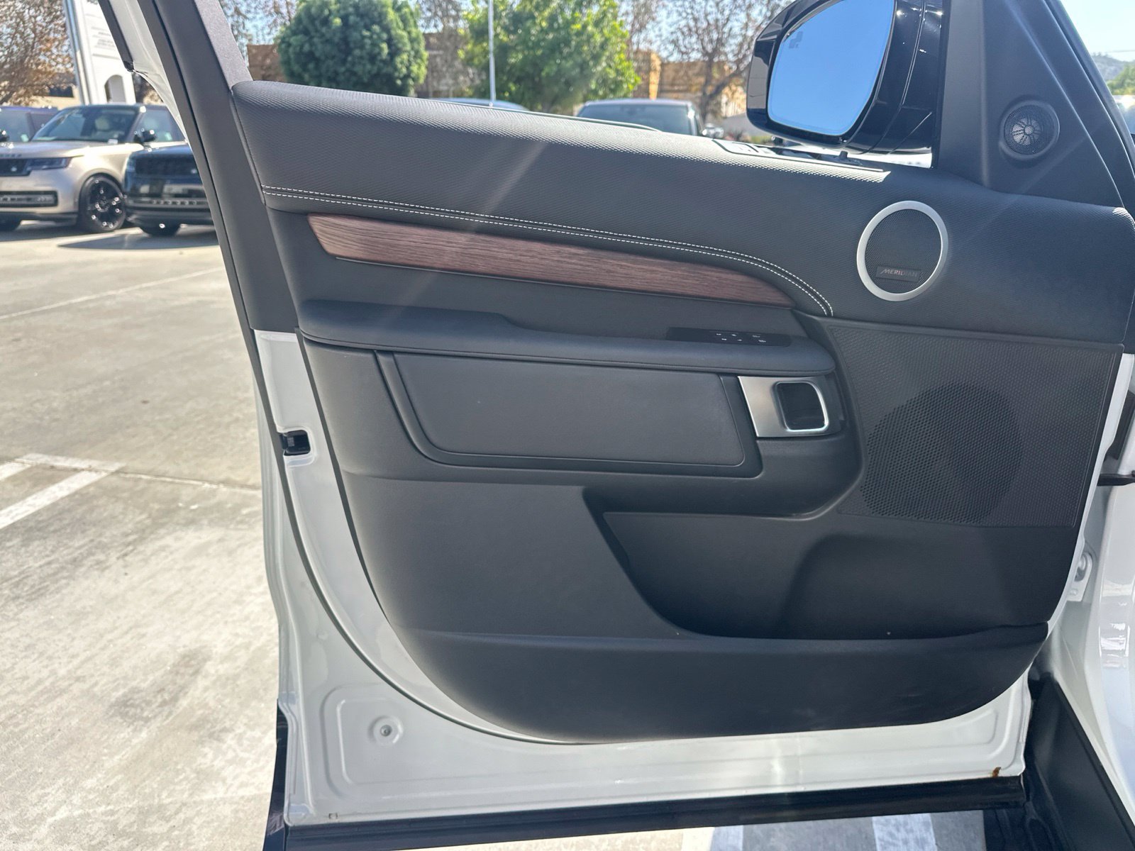 Used 2026 Fuji White Land Rover Dynamic SE image 9