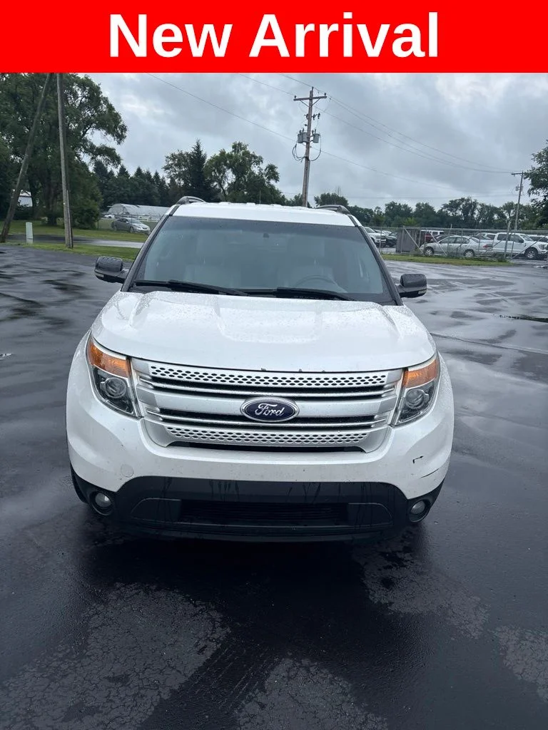 Used 2013 White Platinum Tri-Coat Metallic Ford XLT image 2