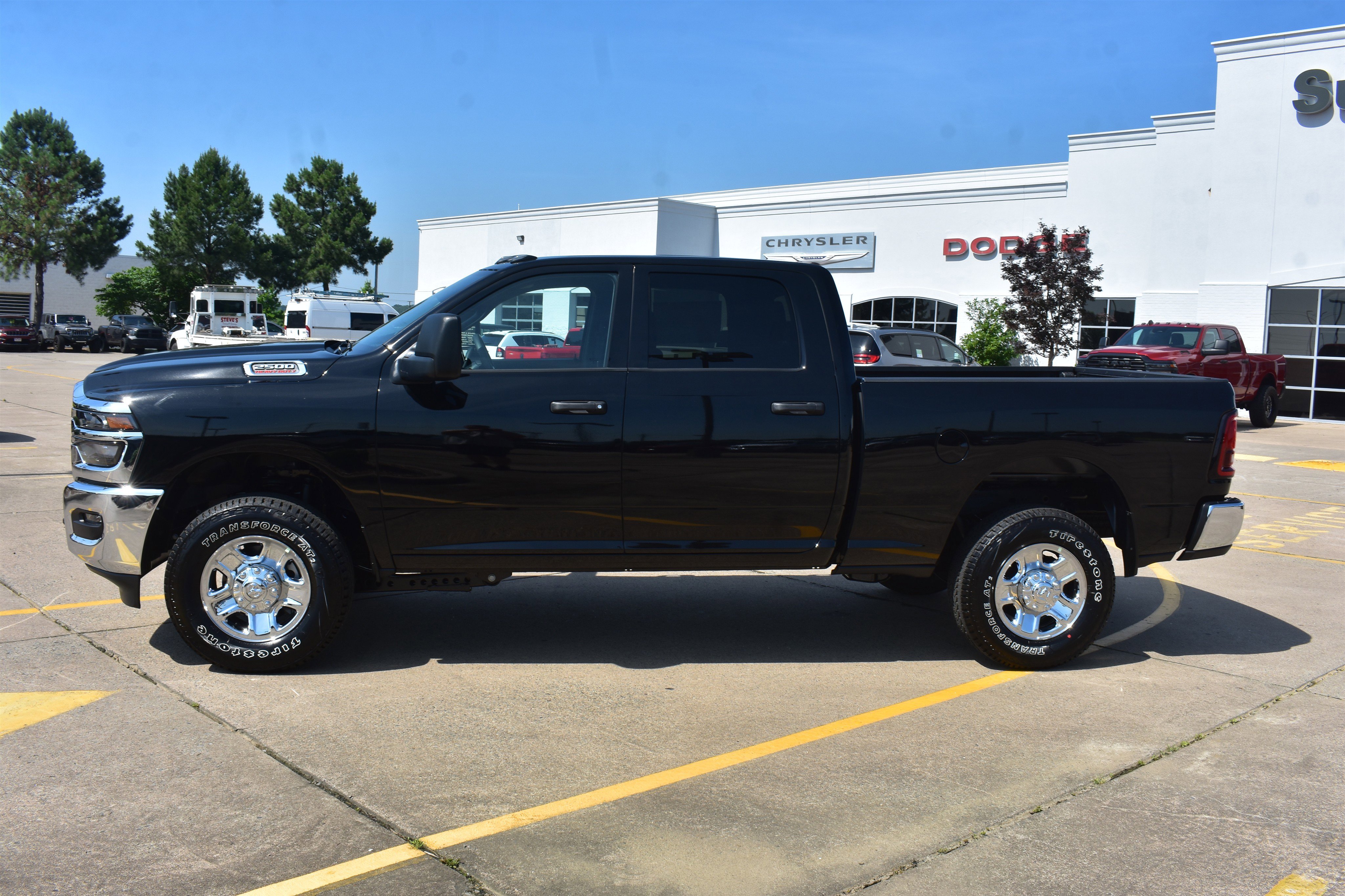 New 2026 Diamond Black Crystal Pearl-Coat Exterior Paint RAM Tradesman image 9