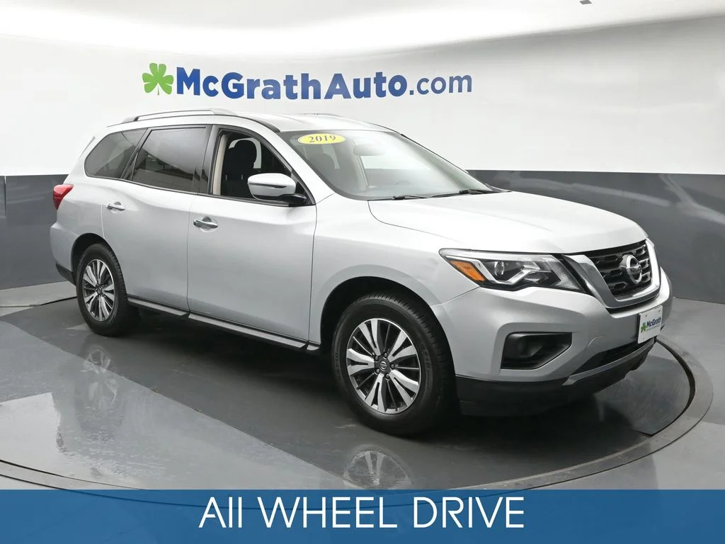 Used 2019 Nissan Pathfinder SV with VIN 5N1DR2MM2KC577285 for sale in Marion, IA