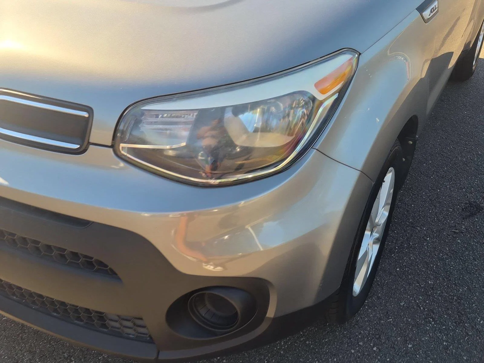 Used 2018 Titanium Gray Kia Base image 9