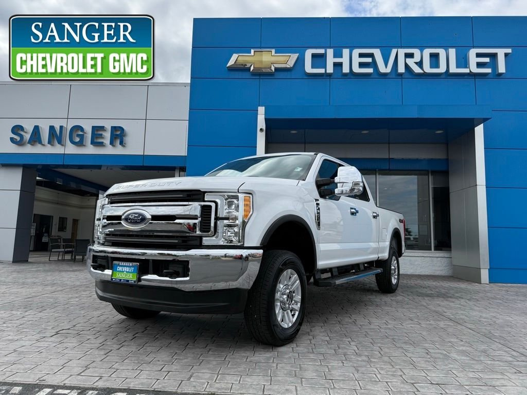 White 2018 Ford F-250 Super Duty XLT Crew Cab 4WD Pickup Truck Four-Wheel Drive