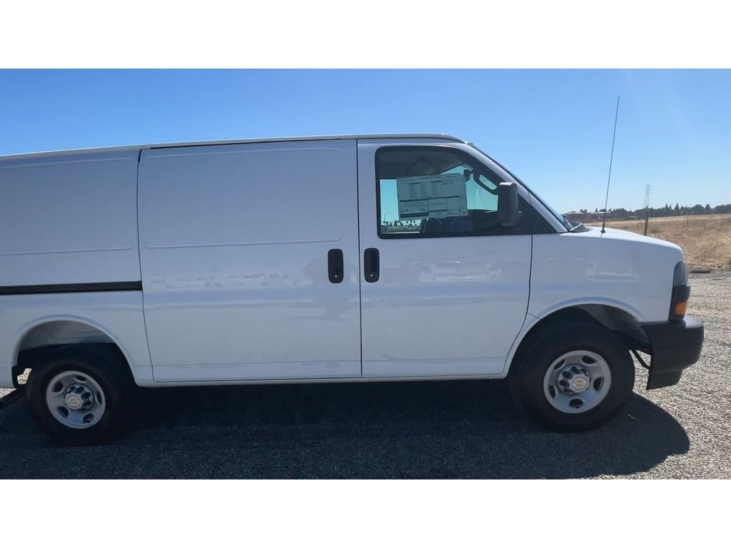 New 2026 Summit White Chevrolet 1WT image 3