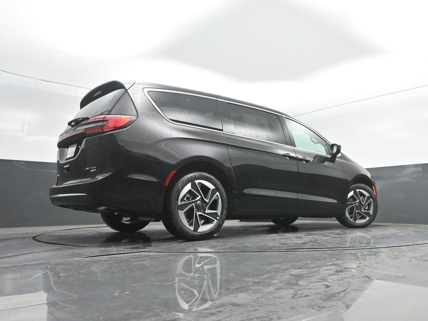 New 2027 Diamond Black Crystal Pearl-Coat Exterior Paint Chrysler Limited image 37