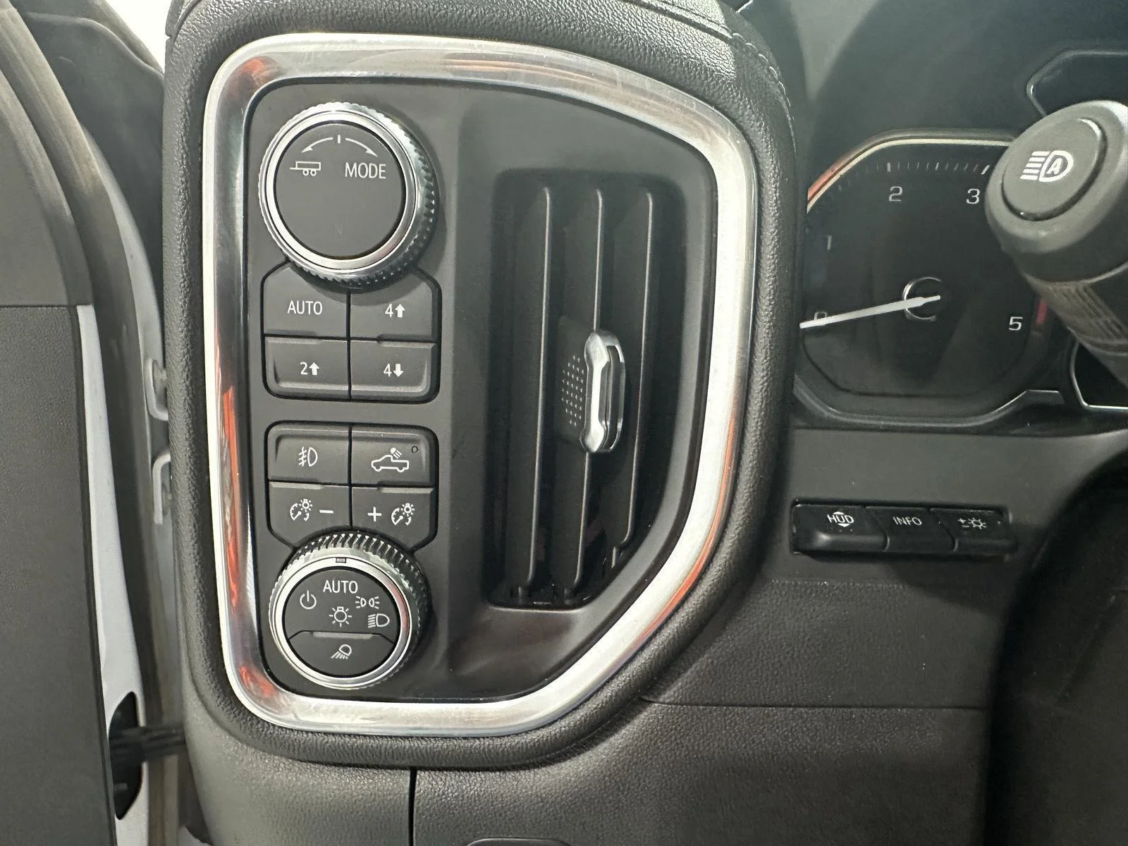 Used 2021 White Frost Tricoat GMC Denali image 17