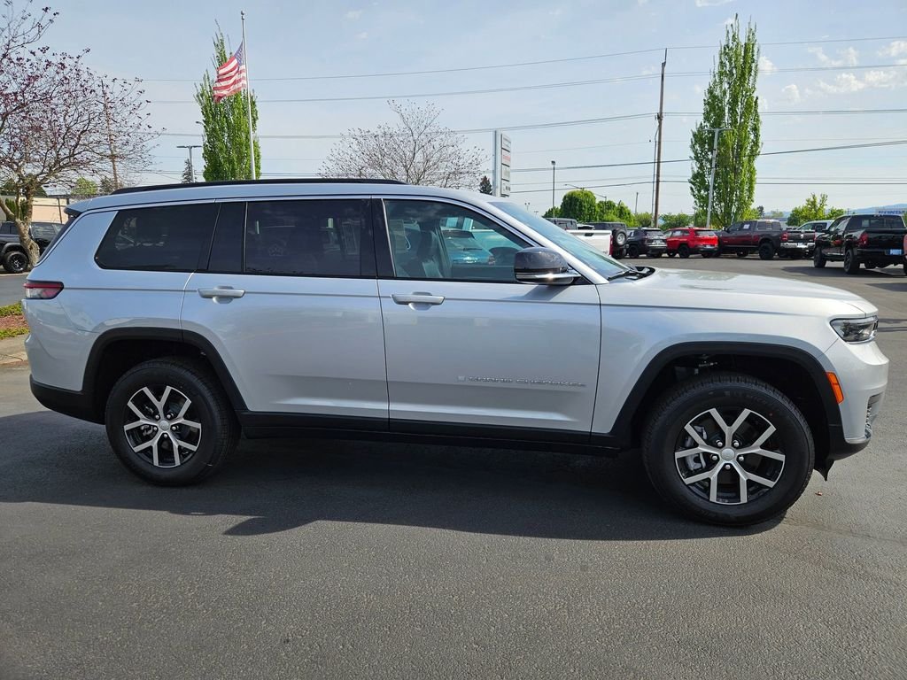 New 2025 Silver Zynith Exterior Paint Jeep Limited image 7