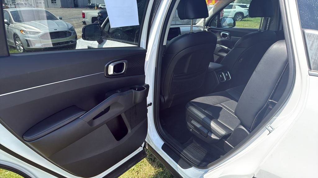 Used 2022 White Kia S image 35