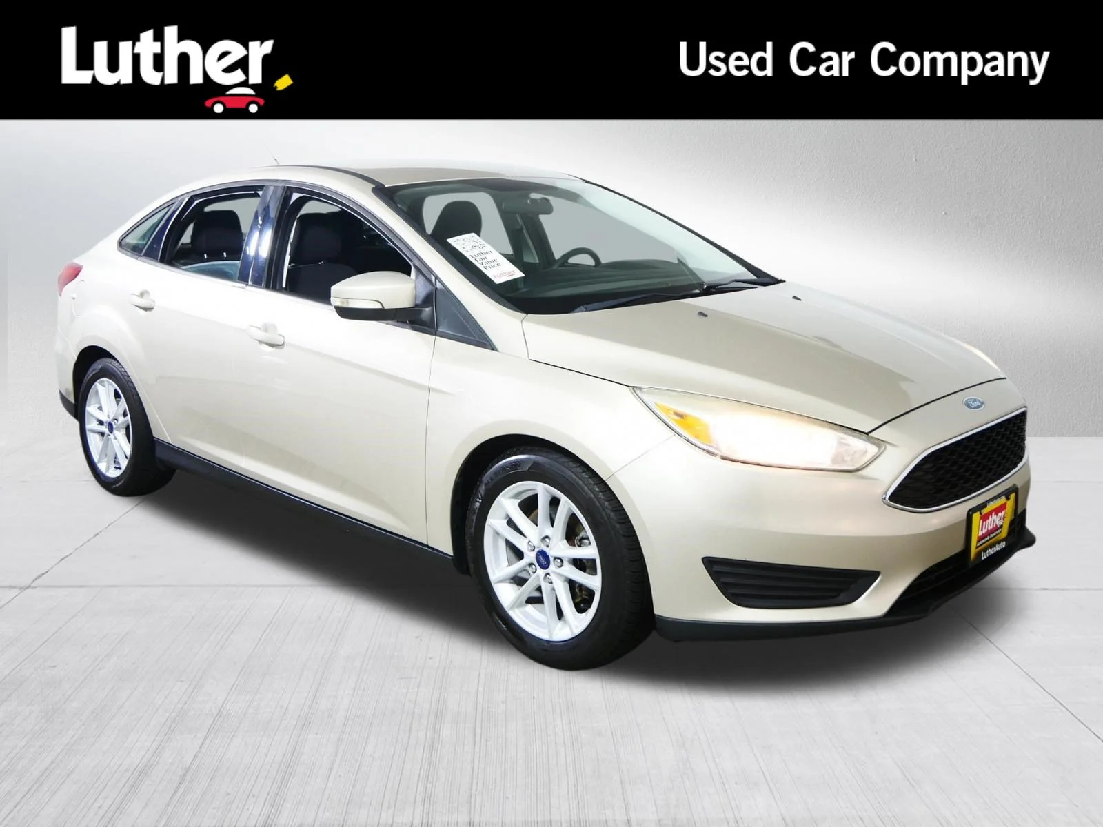 Used 2017 White Gold Metallic Ford SE image 1