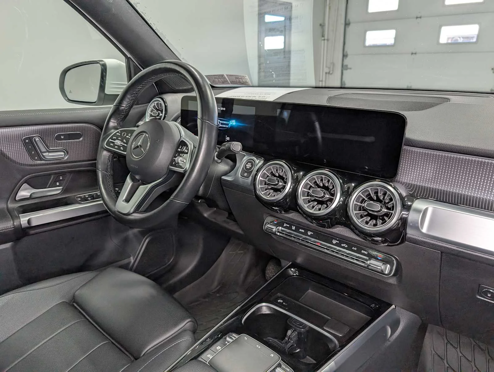 Used 2022 Polar White Mercedes-Benz GLB 250 image 37