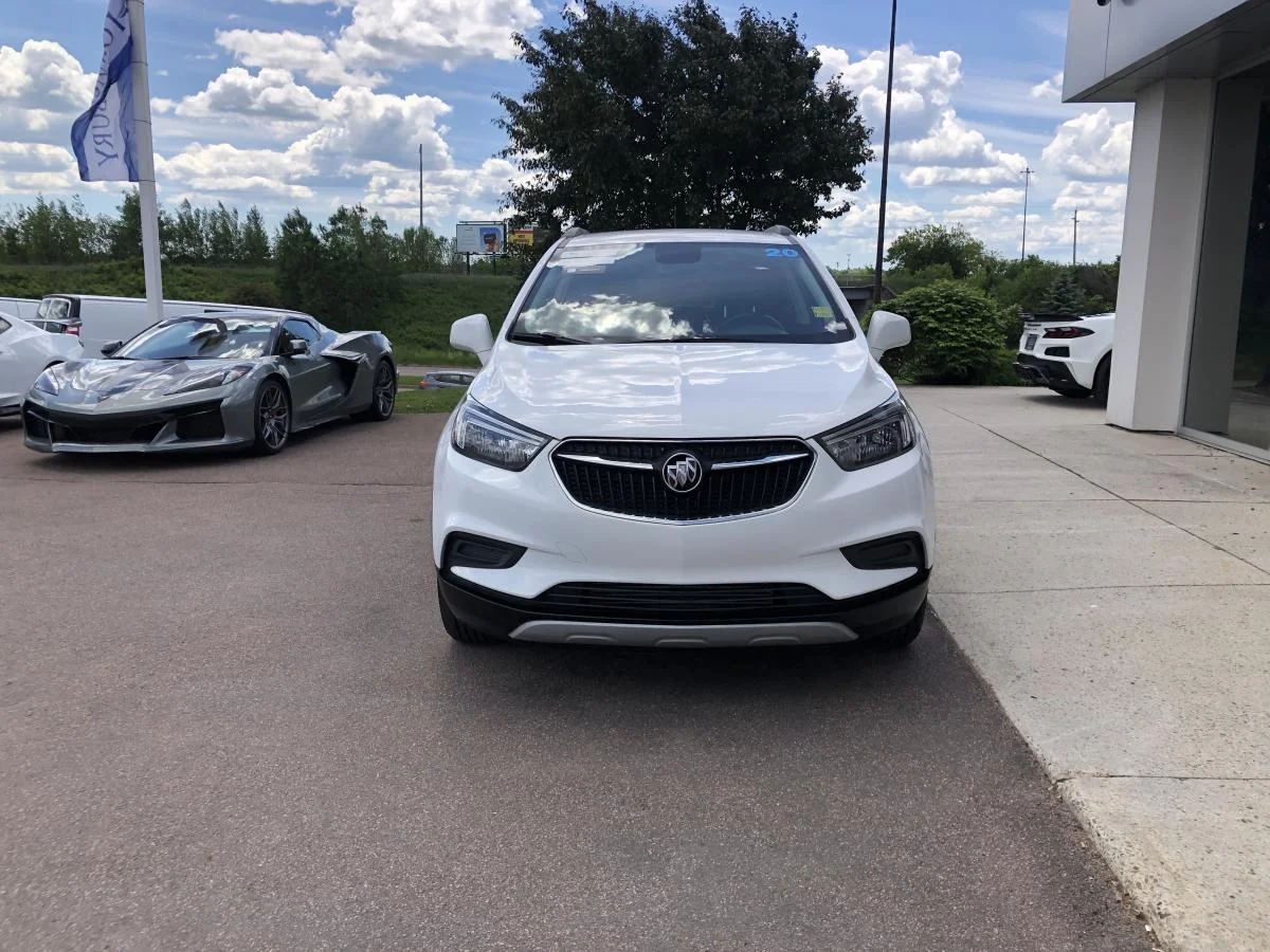 Used 2020 White Buick Awd 4dr Preferred image 3