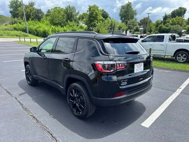 New 2026 Diamond Black Crystal Pearl-Coat Exterior Paint Jeep Latitude image 5