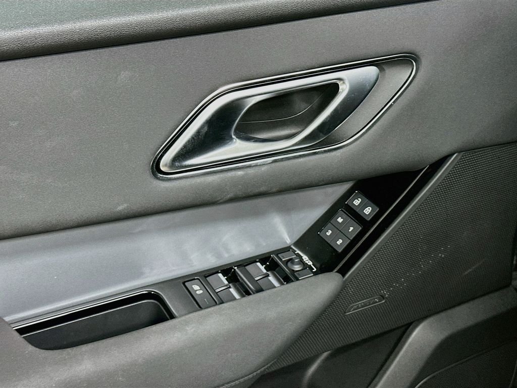 Used 2025  Land Rover S image 19
