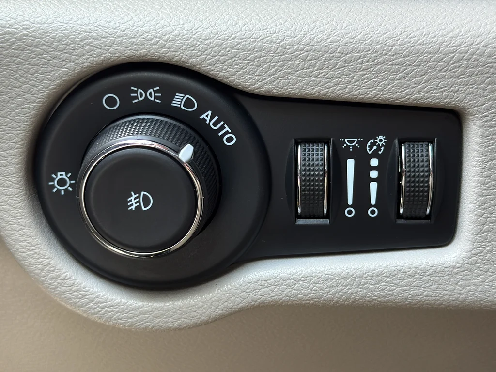 Used 2023 White Chrysler Limited image 24