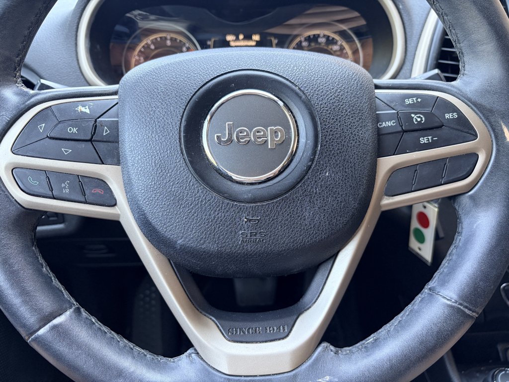 Used 2017 Deep Cherry Red Crystal Pearlcoat Jeep Latitude image 11