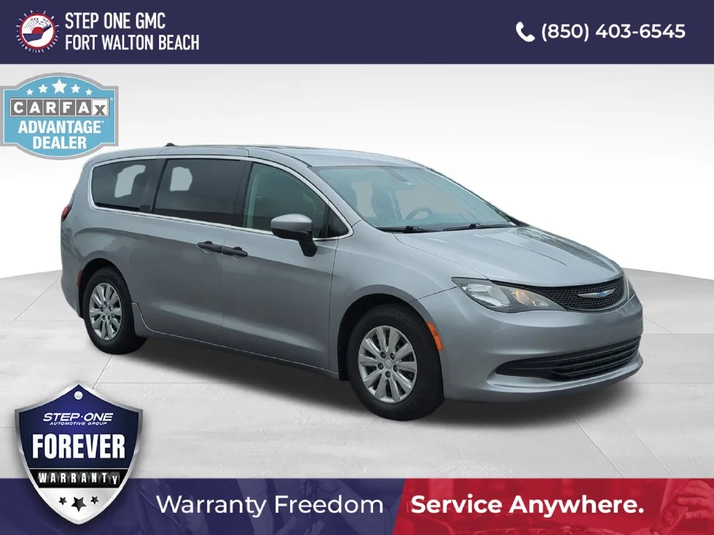 Used 2018 Silver Chrysler L image 8
