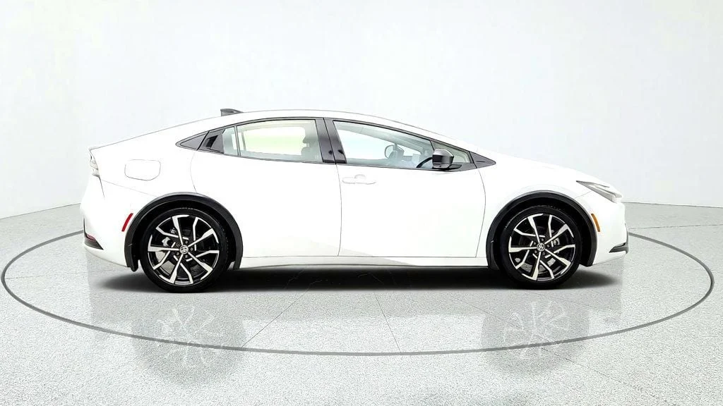 Used 2025 Wind Chill Pearl Toyota XSE Premium w/ Advanced Tech Pkg & Solar Roof image 4