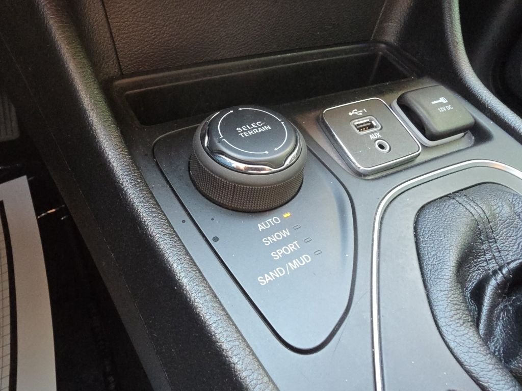 Used 2021 Green Jeep Latitude image 5