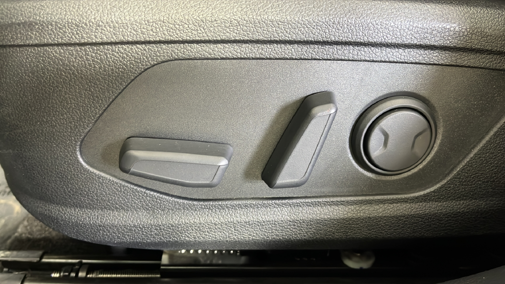 Used 2025 Silver Hyundai SEL Convenience image 36