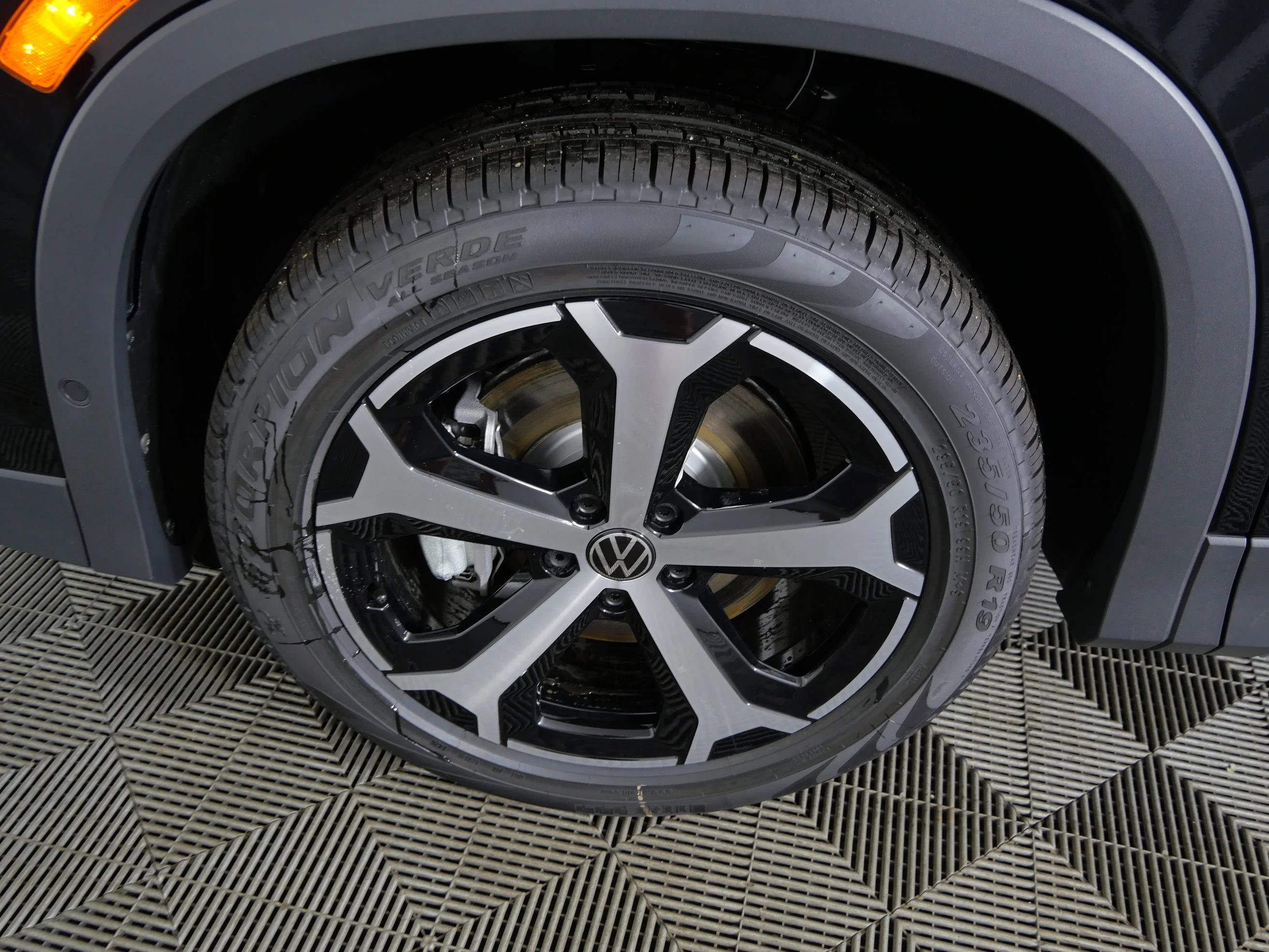 New 2026 Deep Black Pearl Volkswagen SE image 15