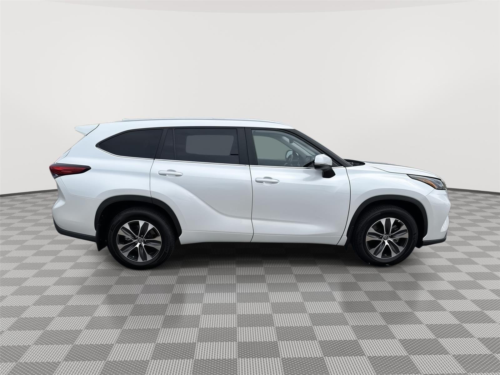 Used 2023 Wind Chill Pearl Toyota XLE image 17
