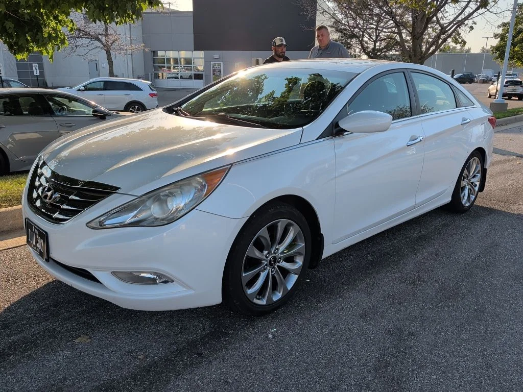 Used 2011 White Hyundai SE image 2