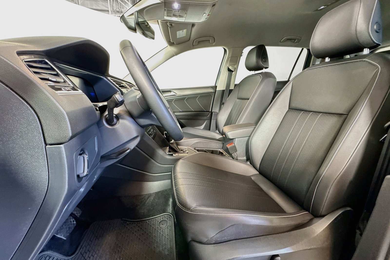 Used 2023 Platinum Gray Metallic Volkswagen SE image 19