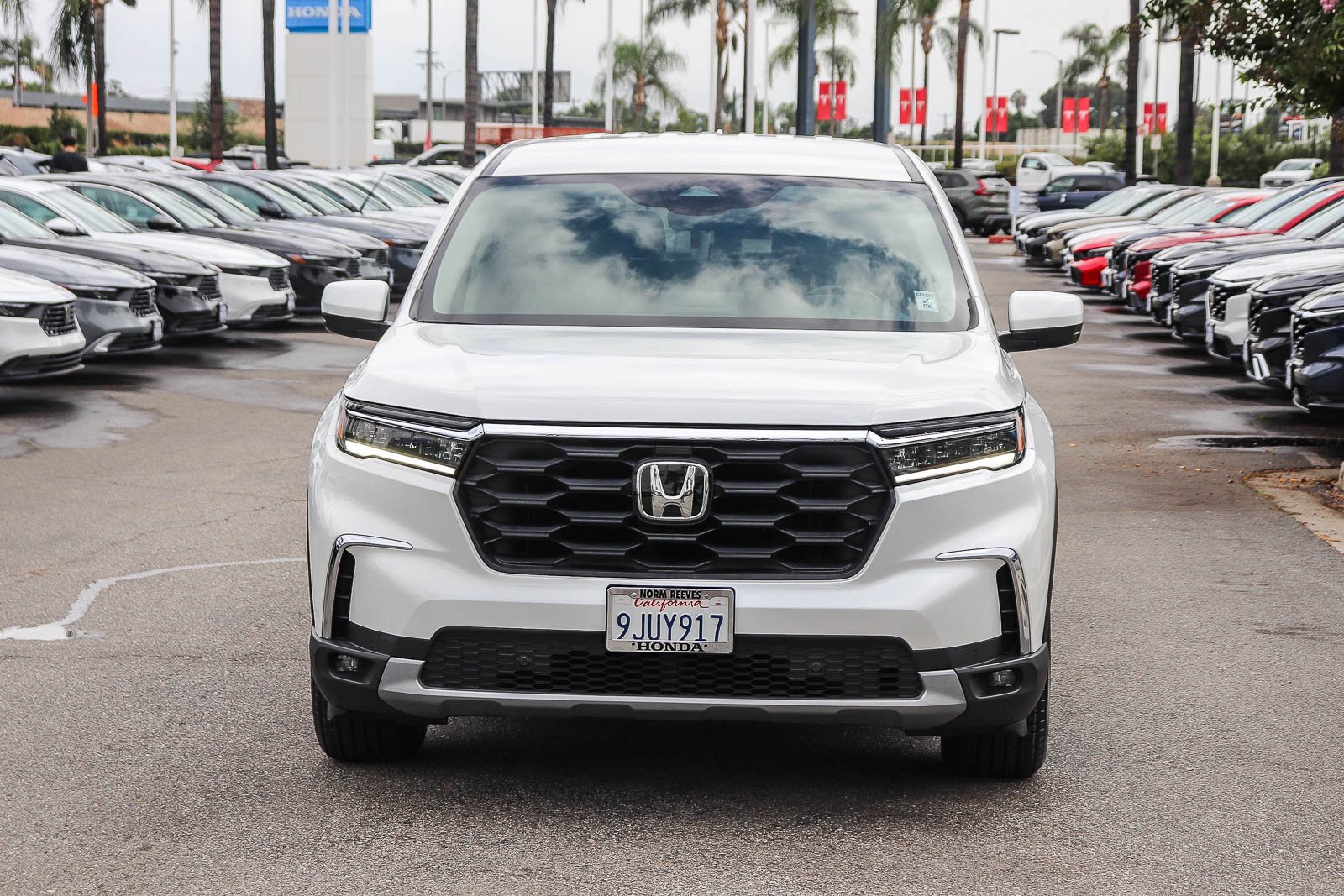 Certified Used 2024 Platinum White Pearl Honda EX-L 8 Passenger image 2