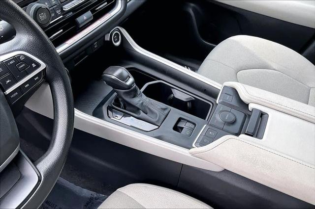 Certified Used 2025 WIND CHILL PEARL Toyota  image 17