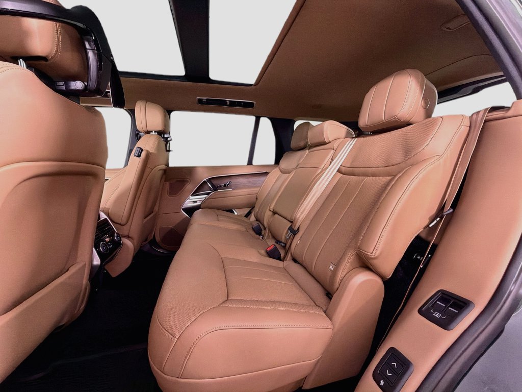 New 2027 Belgravia Green Land Rover SE image 25