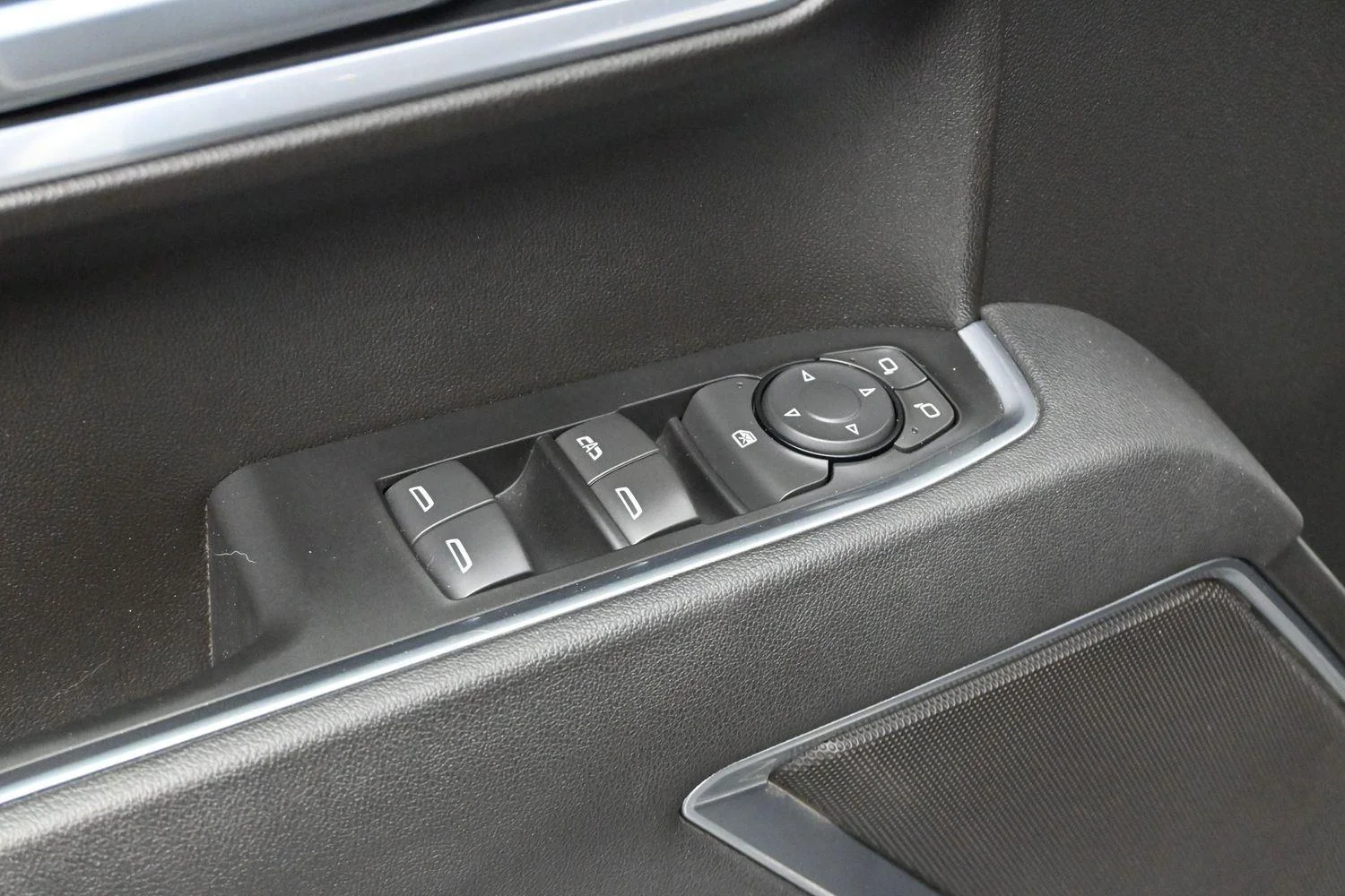 Used 2025 Summit White Chevrolet LT image 11