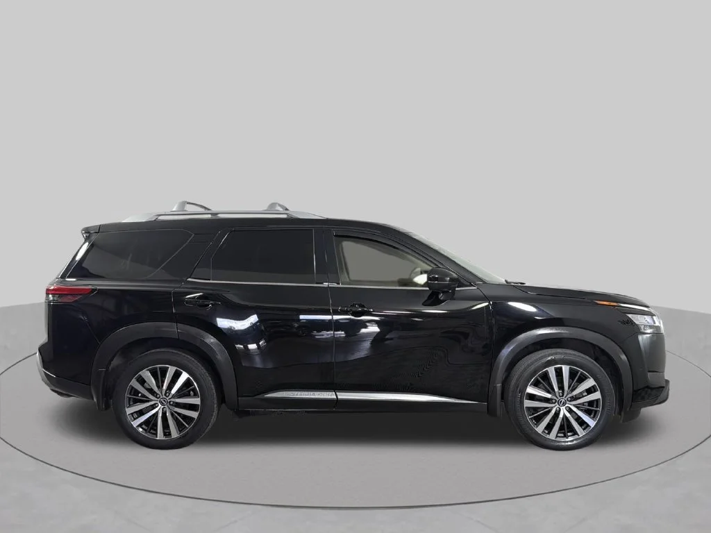 Used 2022 Black Nissan Platinum image 14