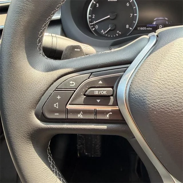Used 2025 White INFINITI LUXE image 18