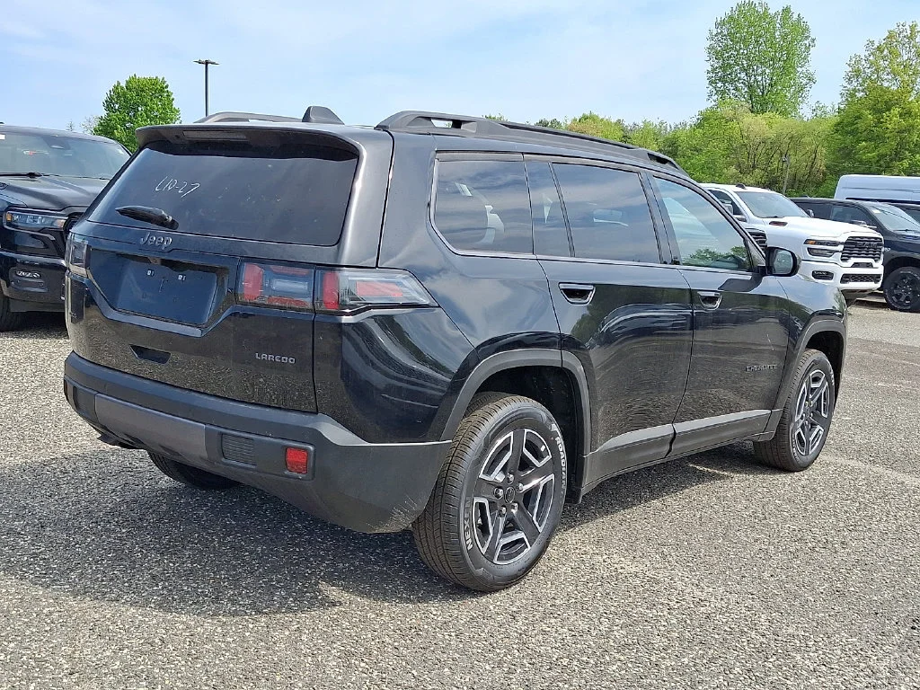 New 2026 Diamond Black Crystal Pearl-Coat Exterior Paint Jeep Laredo image 8
