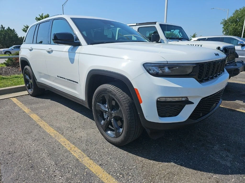 Used 2025 White Jeep Limited image 2