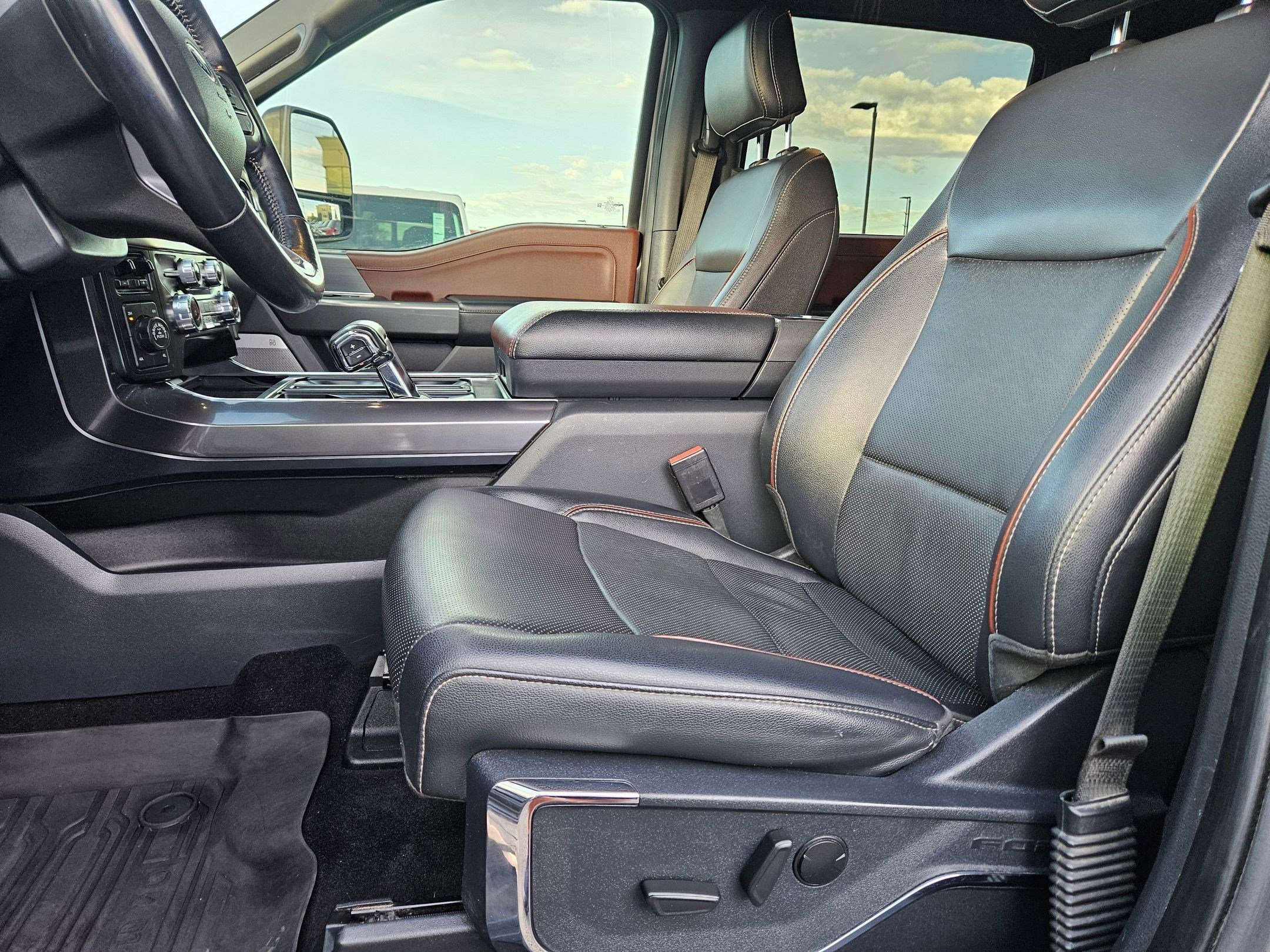 Used 2023 Gray Metallic Ford LARIAT image 14