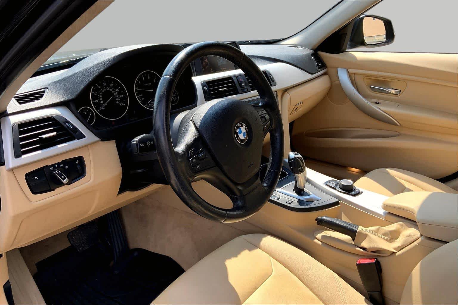 Used 2016 Black Sapphire Metallic BMW 320i xDrive image 17